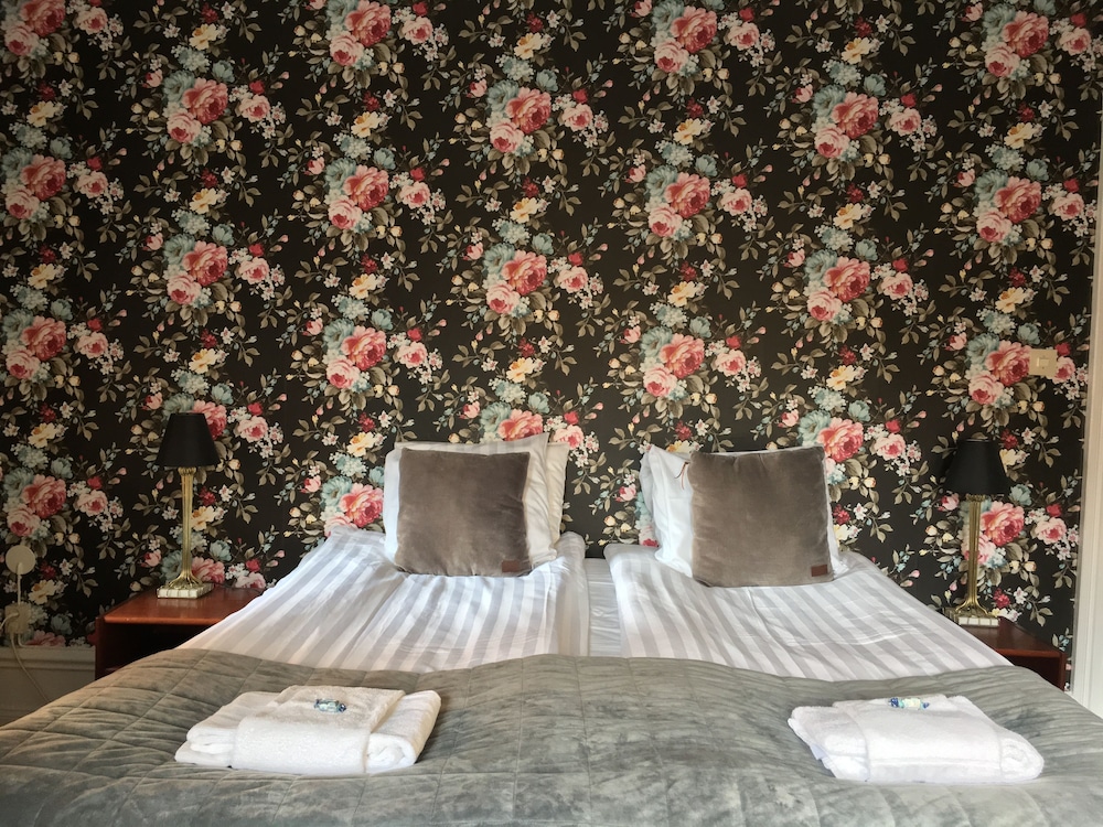 Morris Hotel 33/34