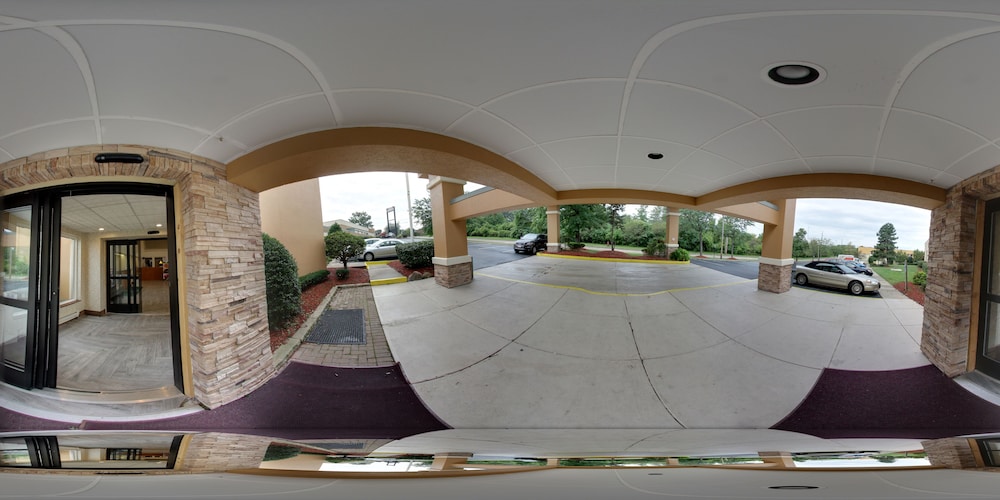 Lobby at OYO Greenridge Hotel, WICKLIFFE - OH