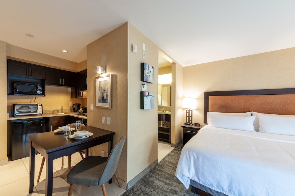 Holiday Inn Express Suites Riverport 13/76