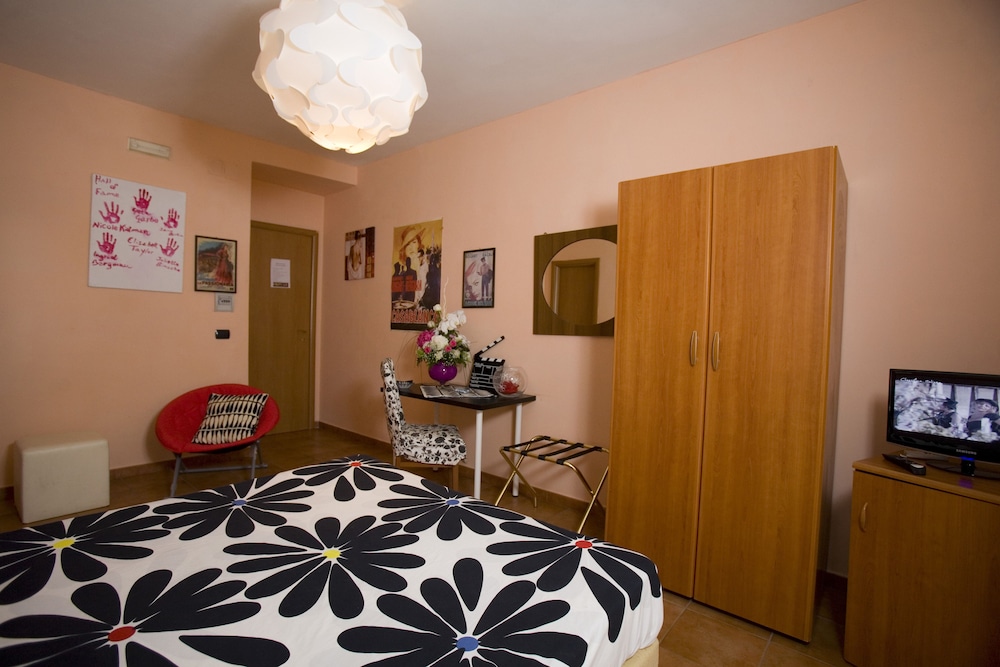 Hotel Cine Holiday 24/66