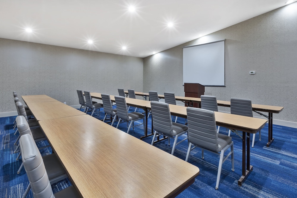 Holiday Inn Express Detroit-Warren (Gm Tech Ctr), an IHG Hotel 53/56