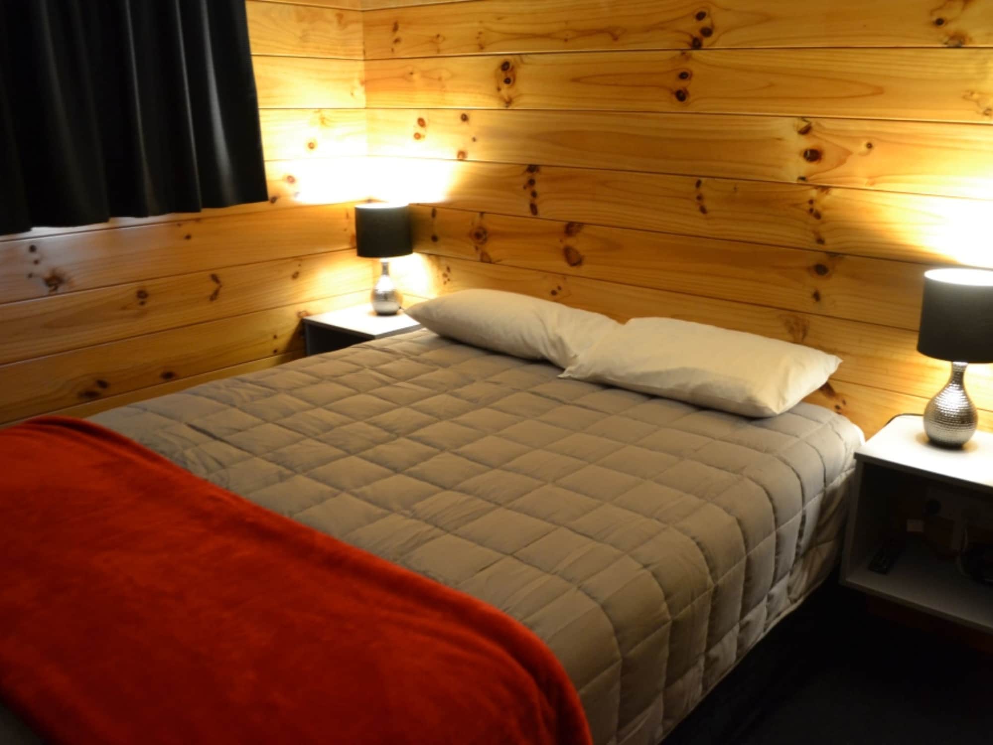 2 Bedrooms, Motel, 2 Bunk Beds, 2 Queen Beds