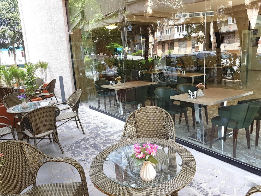 L PLAZA HOTEL 46/63