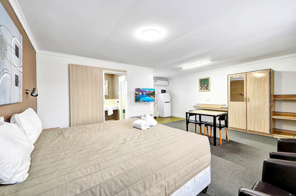 RIVIERA MOTEL BUNDABERG 10/44