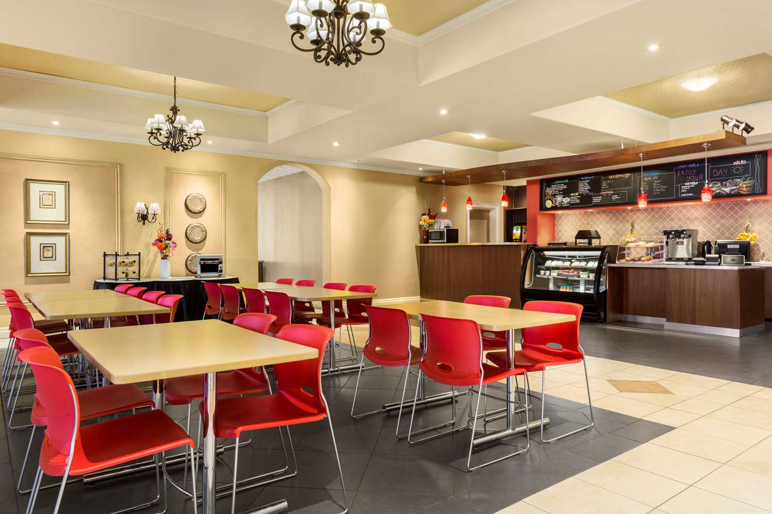 Days Inn & Suites by Wyndham Niagara Falls Centre St. By the Falls 7/11