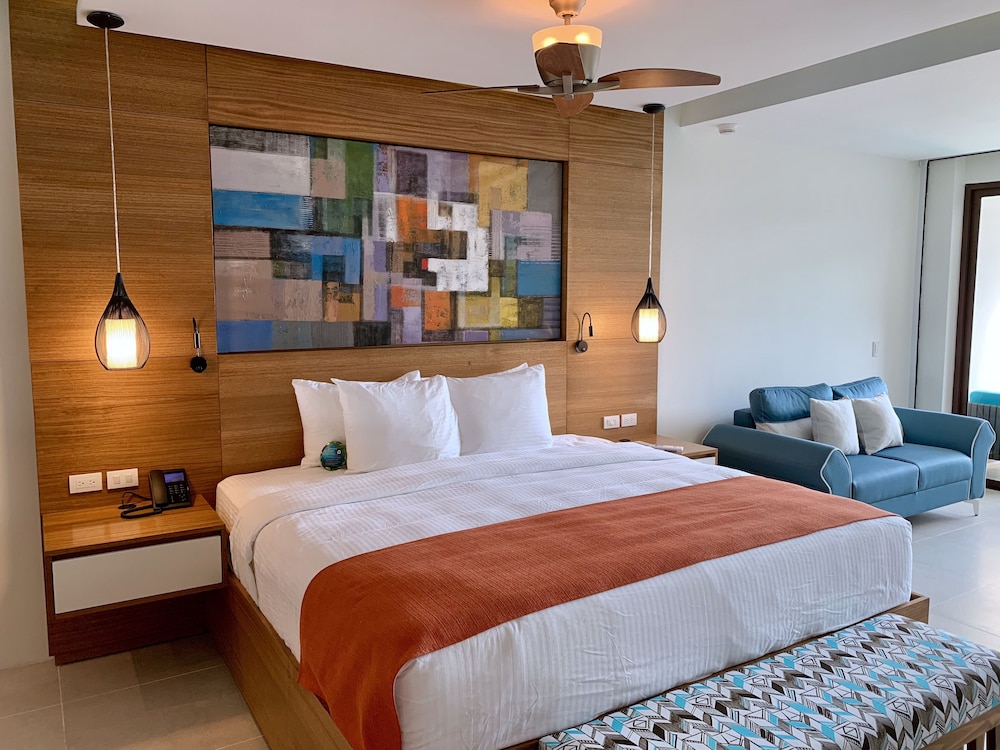 JUNIOR SUITE, KING BED, OCEAN VIEW, BATHTUB