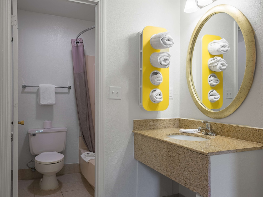 Standard, 2 Double Beds, Smoking, Motel6 Columbus, OH - OSU 6/8