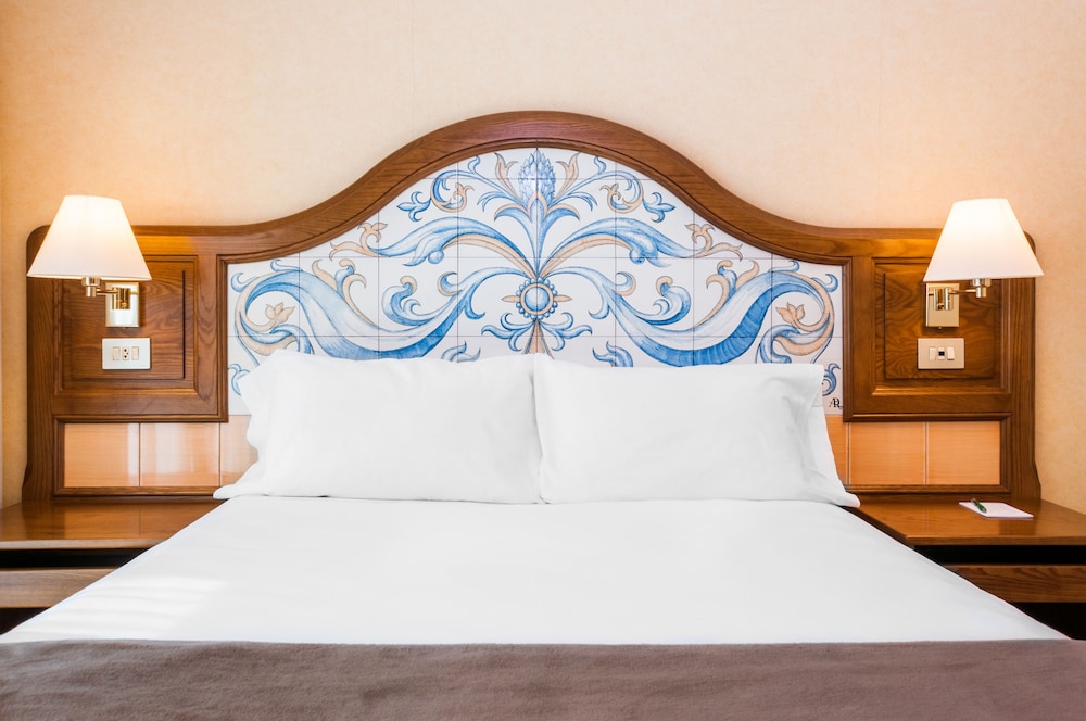 HOTEL JULIA 12/48