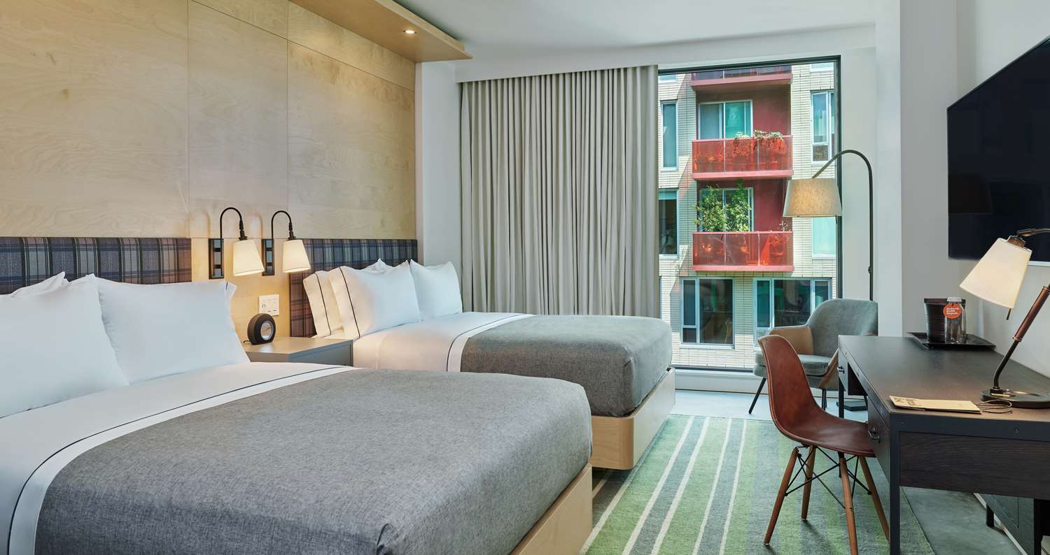 DELUXE, 2 QUEEN BEDS