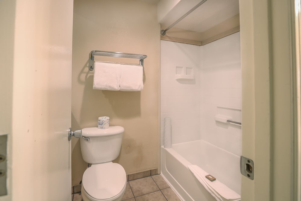 Ebb Tide Oceanfront Inn 35/73