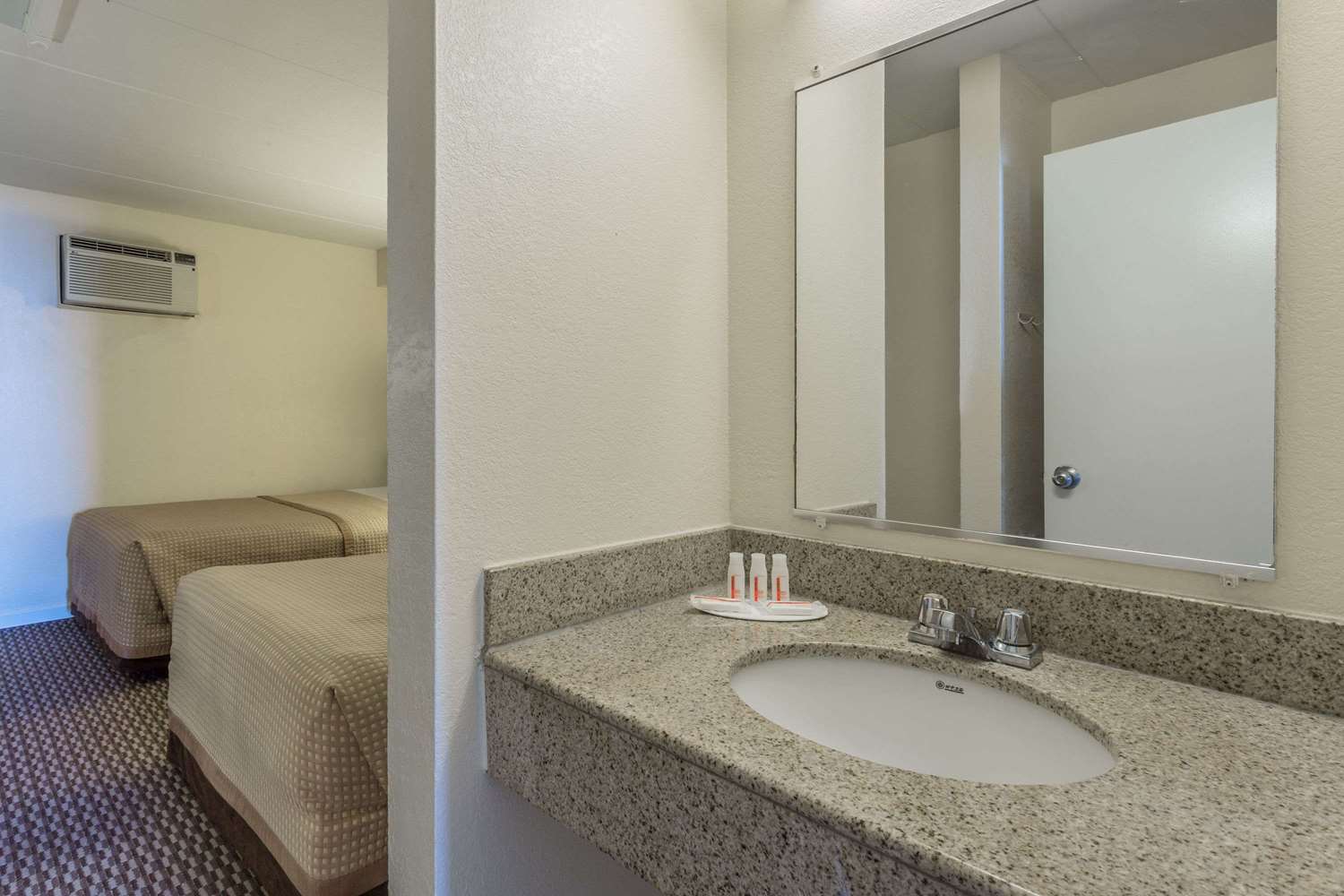 Travelodge by Wyndham Suites Virginia Beach Oceanfront 15/16