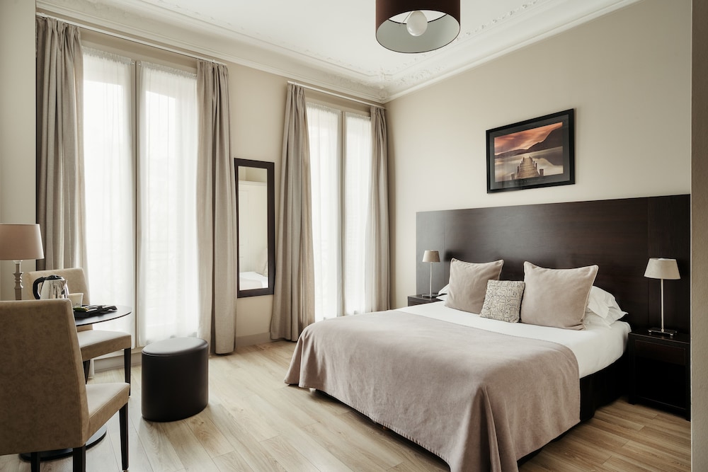 Deluxe, Queen Bed, City View