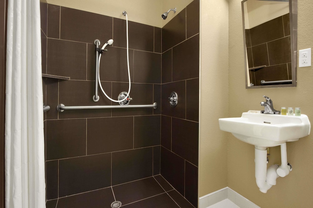 Microtel Inn and Suites By Wyndham Buda 13/40