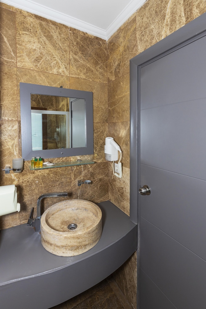 AKKAN LUXURY HOTEL 80/84
