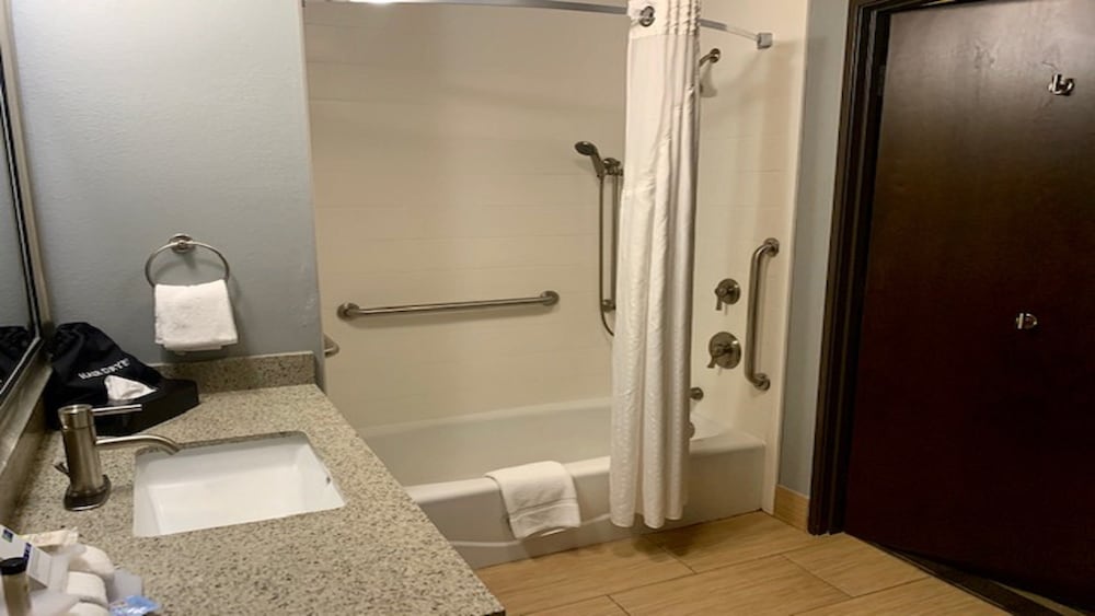 Holiday Inn Express Hotel and Suites Perry-National Fairground Area 17/68