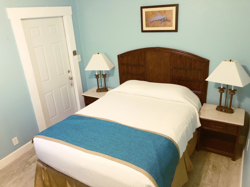 Basic, Queen Bed