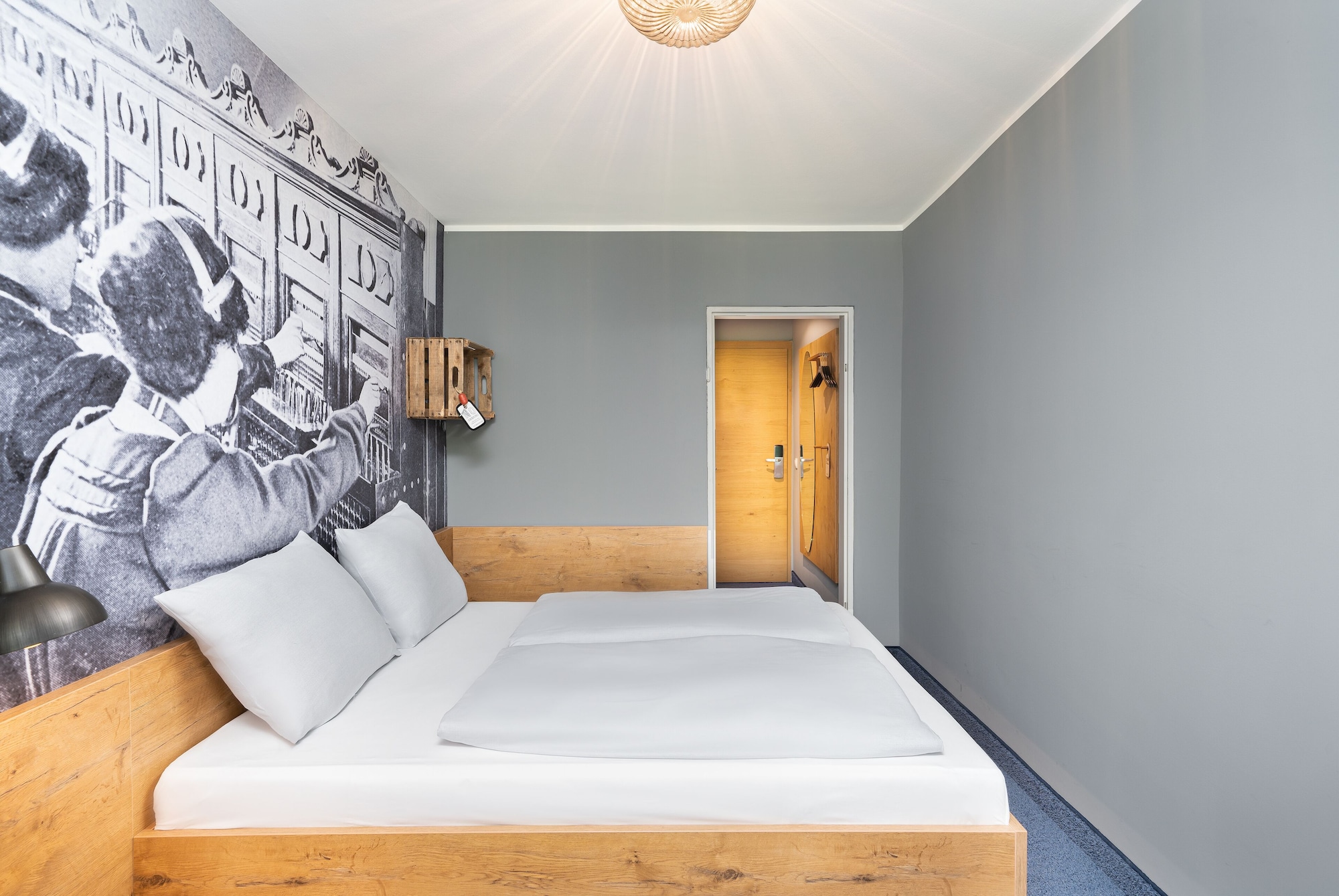 ROOM, DOUBLE BED