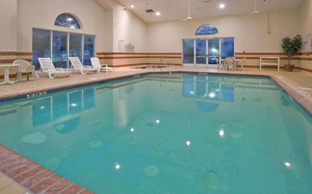 Country Inn & Suites by Radisson, Columbia, SC 21/28