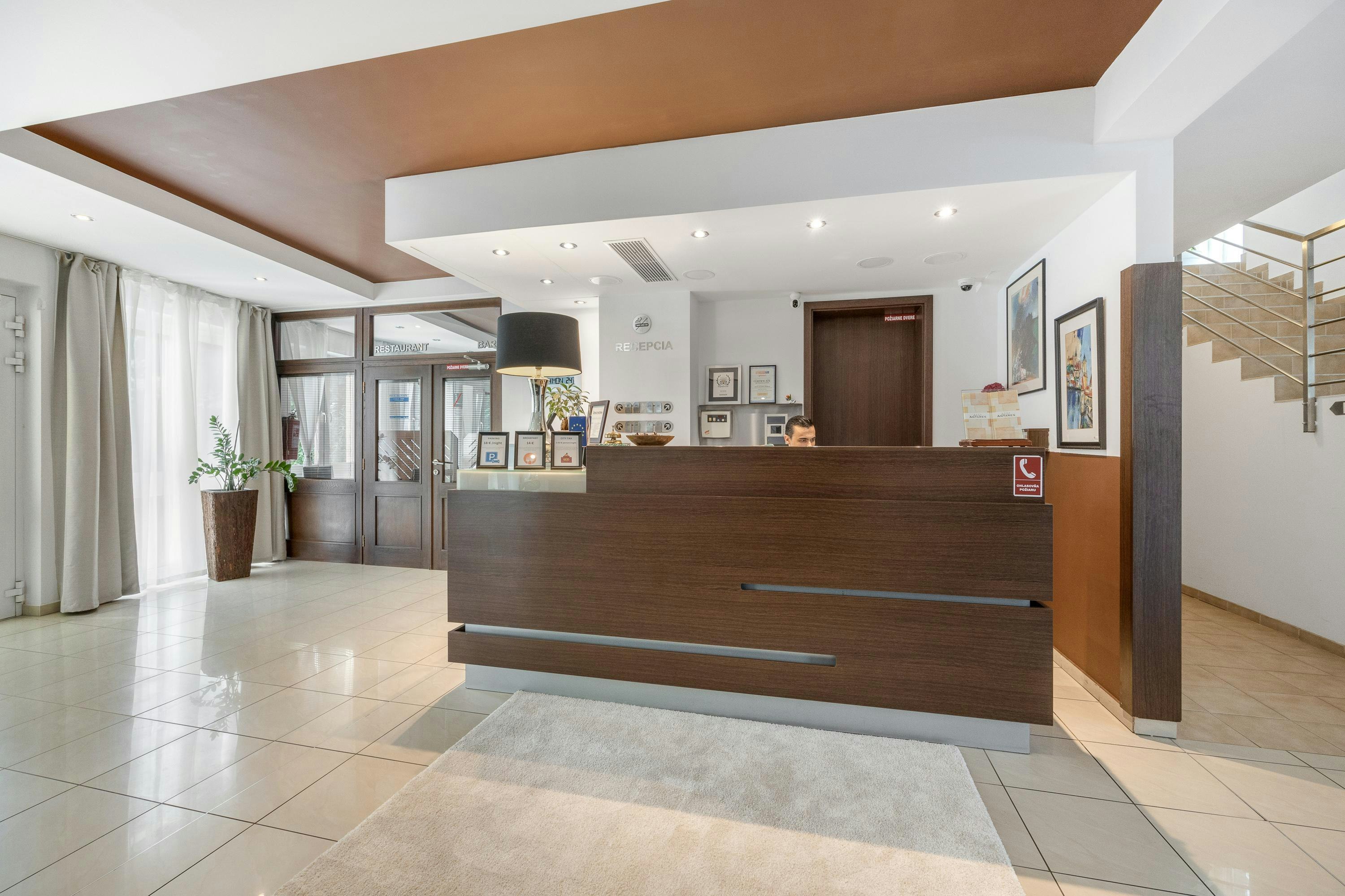 Antares Hotel 7/54