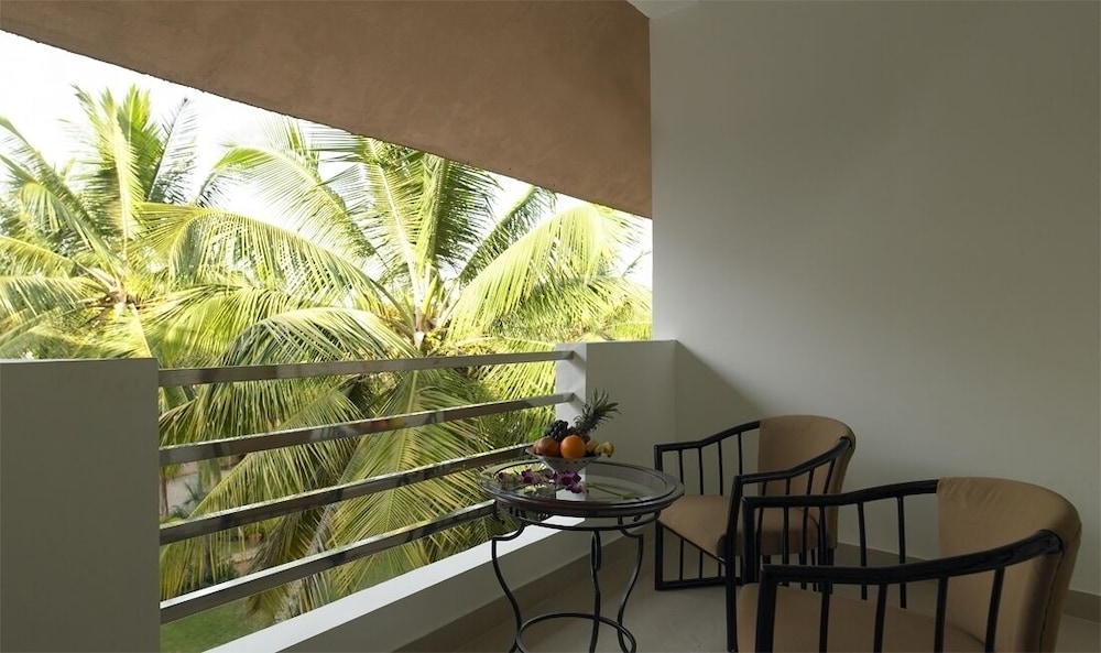 Royal Orchid Resort & Convention Centre Bangalore photo3