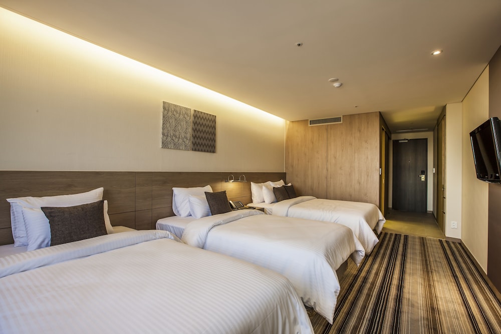 Hamilton Hotel 17/65
