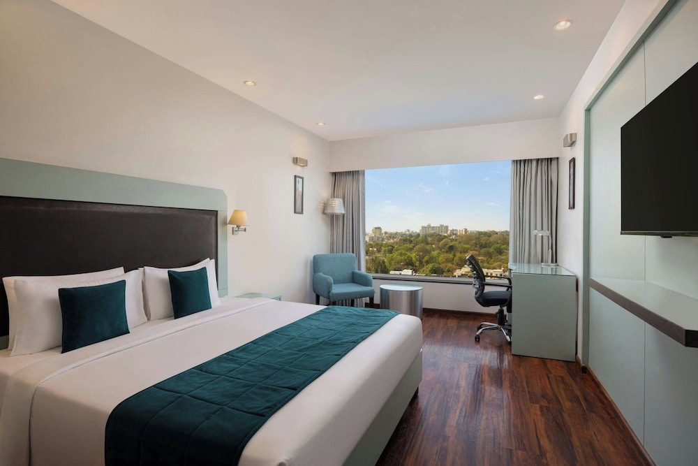 Classic, King Bed, City View