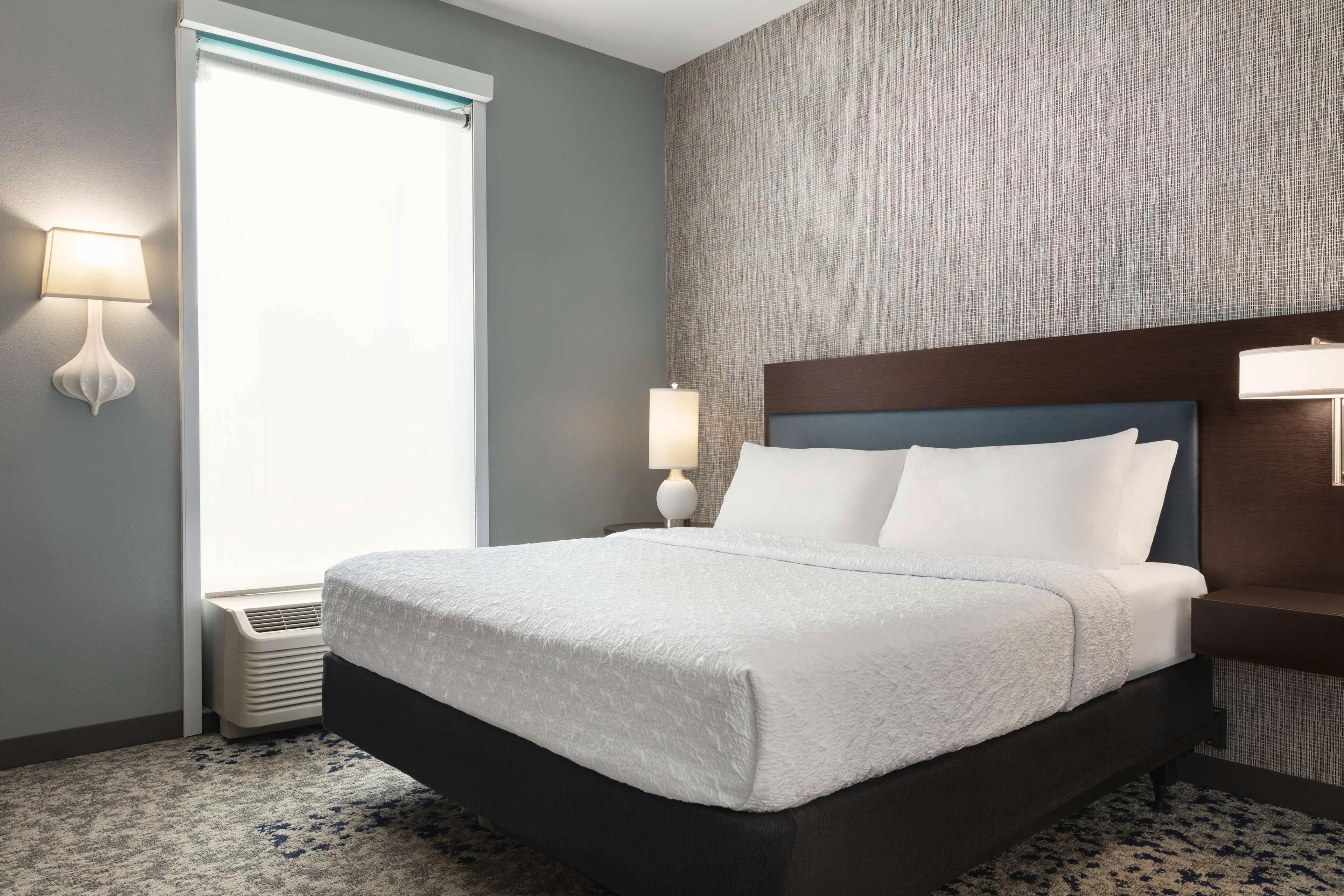 SUITE, KING BED, ACCESSIBLE