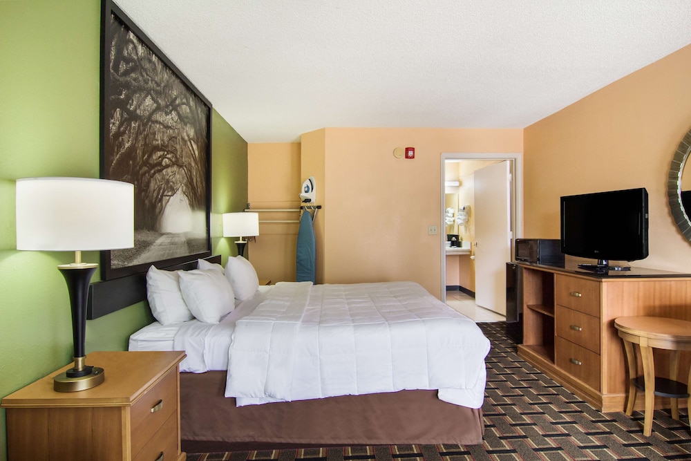 Americas Best Value Inn Darien 10/38