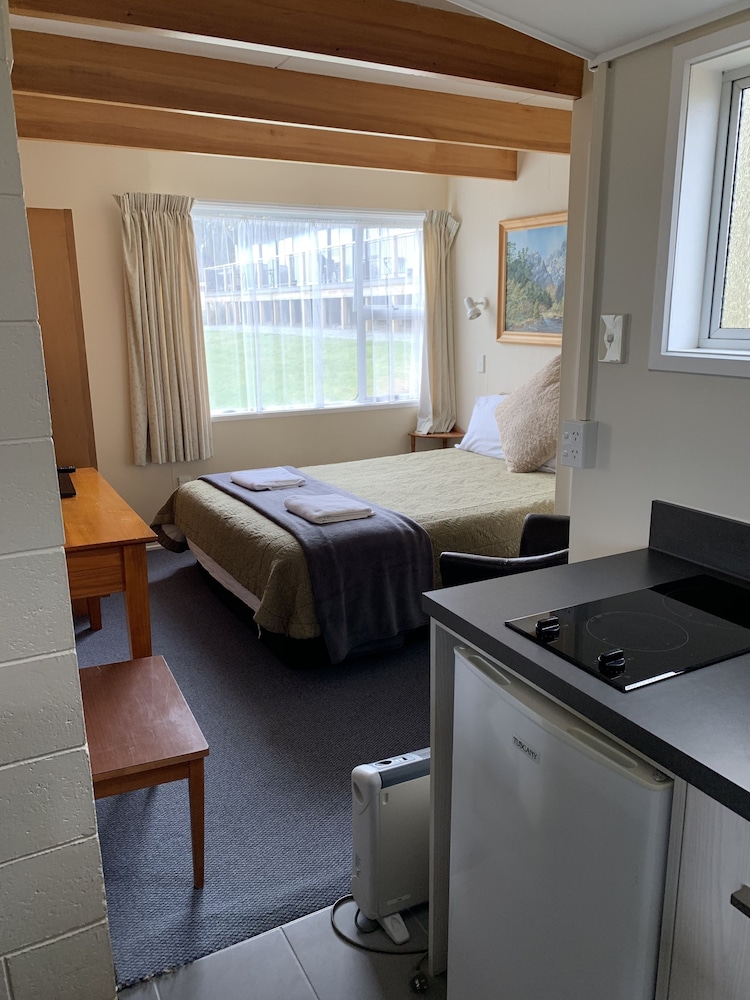 MANAPOURI LAKEVIEW MOTOR INN 45/69