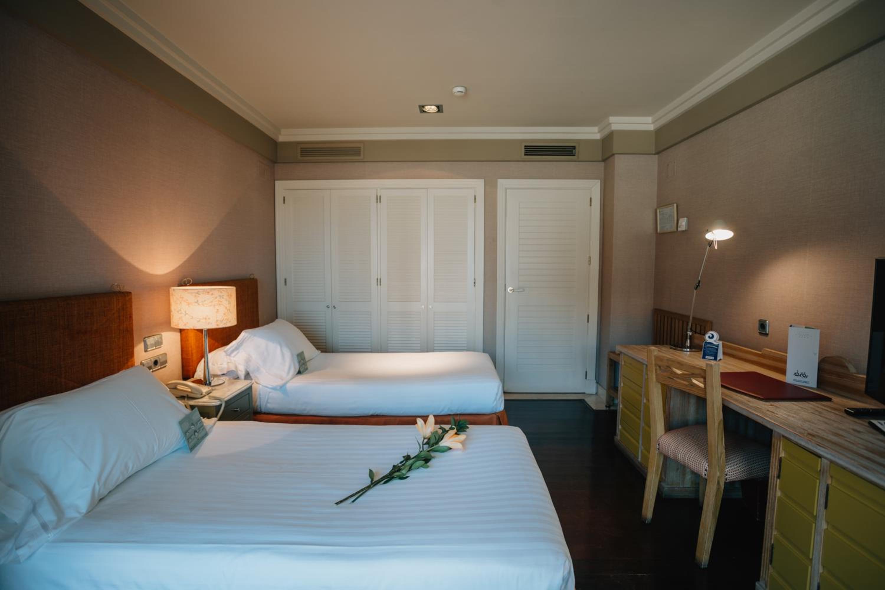 Classic, Double or Twin Bed, with Extra Bed, Lateral Side Sea View