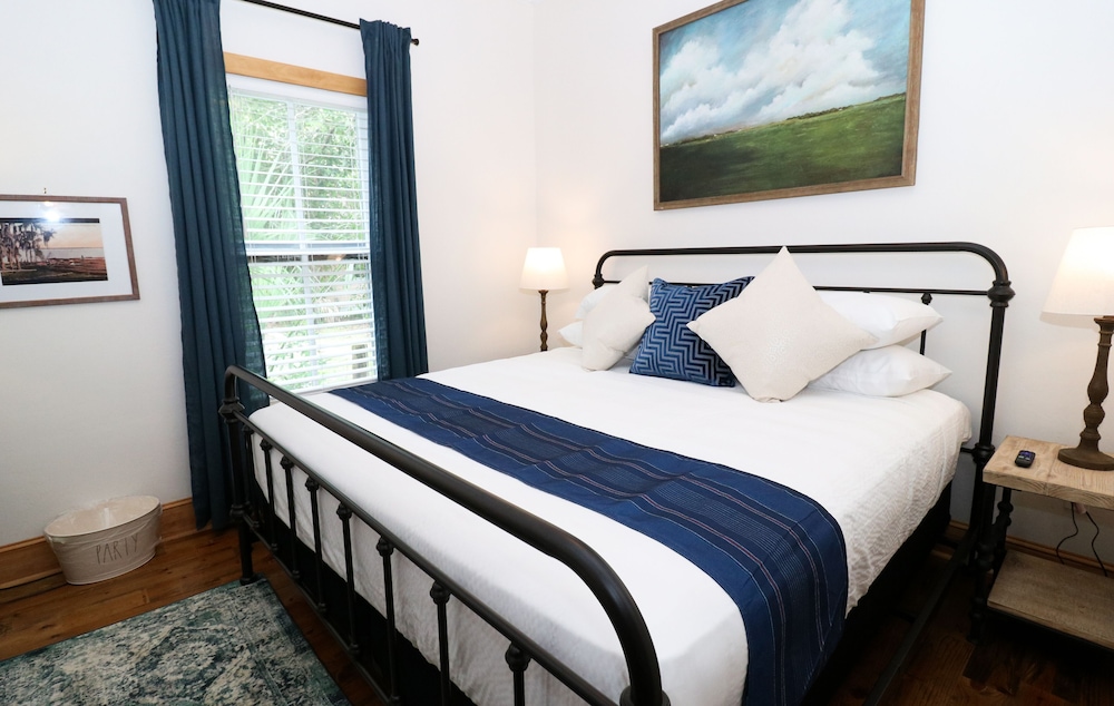 Windsor, Cottage, King Bed, Sofa, Pet Friendly