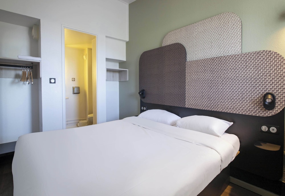 ROOM, DOUBLE BED
