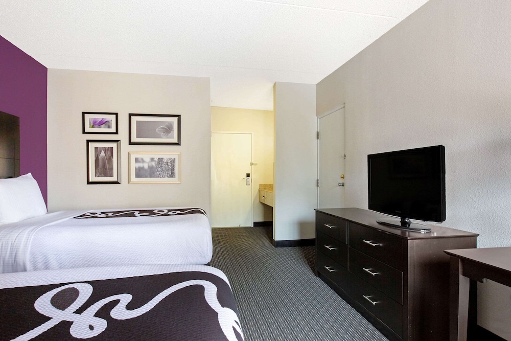 La Quinta Inn & Suites by Wyndham Miami Airport East 40/52