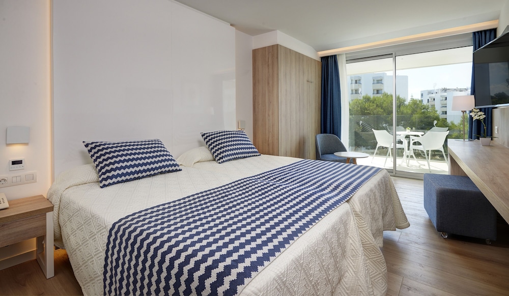 Room, Twin Beds, Pool View, Balcony