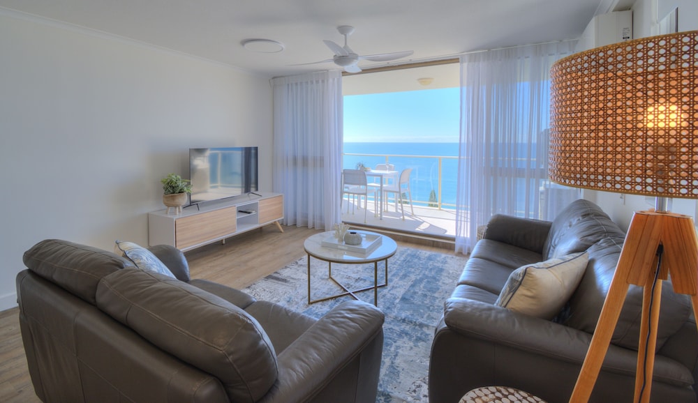 PACIFIC BEACH RESORT 38/77