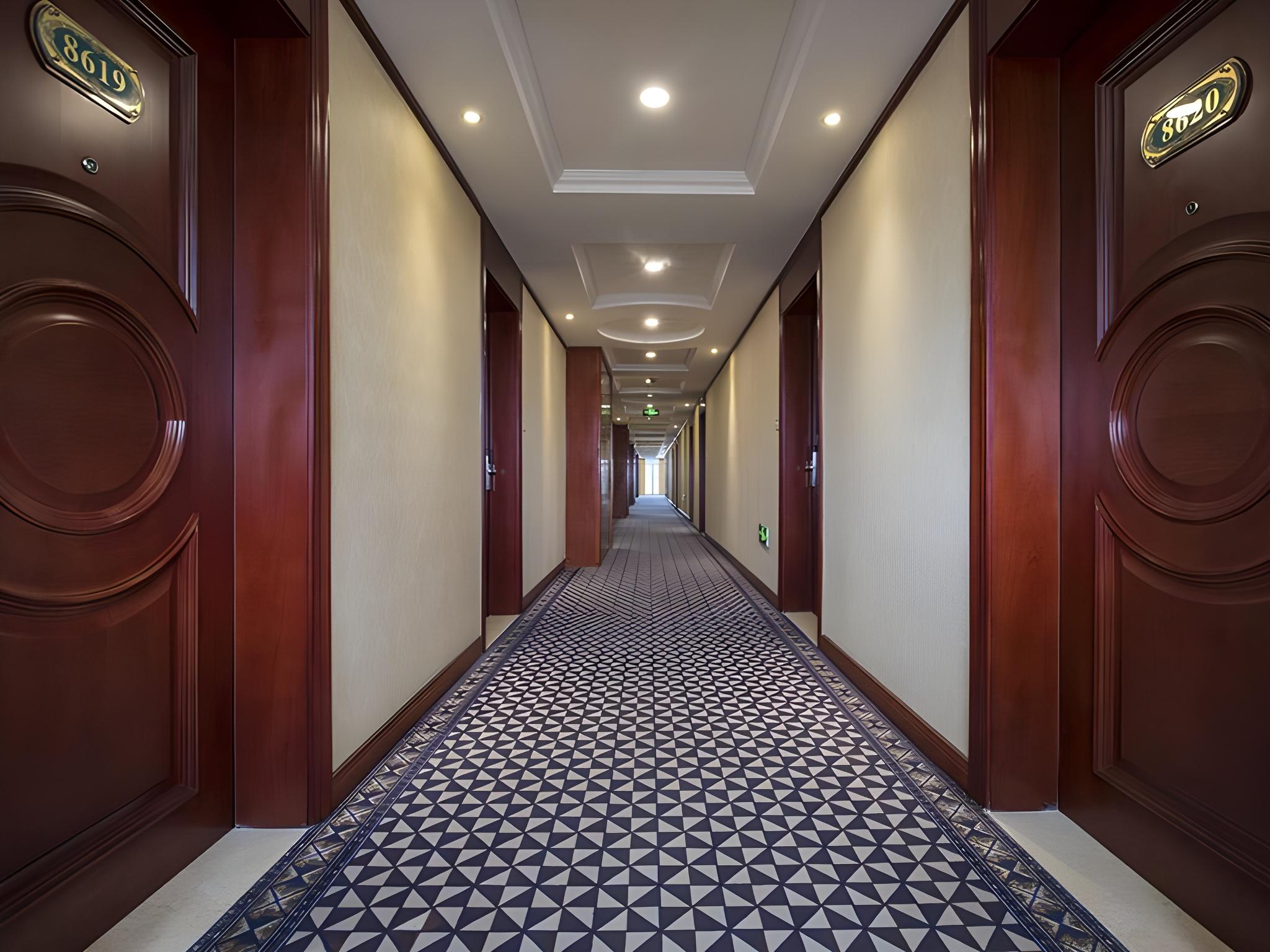Vienna Hotel (Shenzhen Shuanglong Metro Station Longdong) 31/41