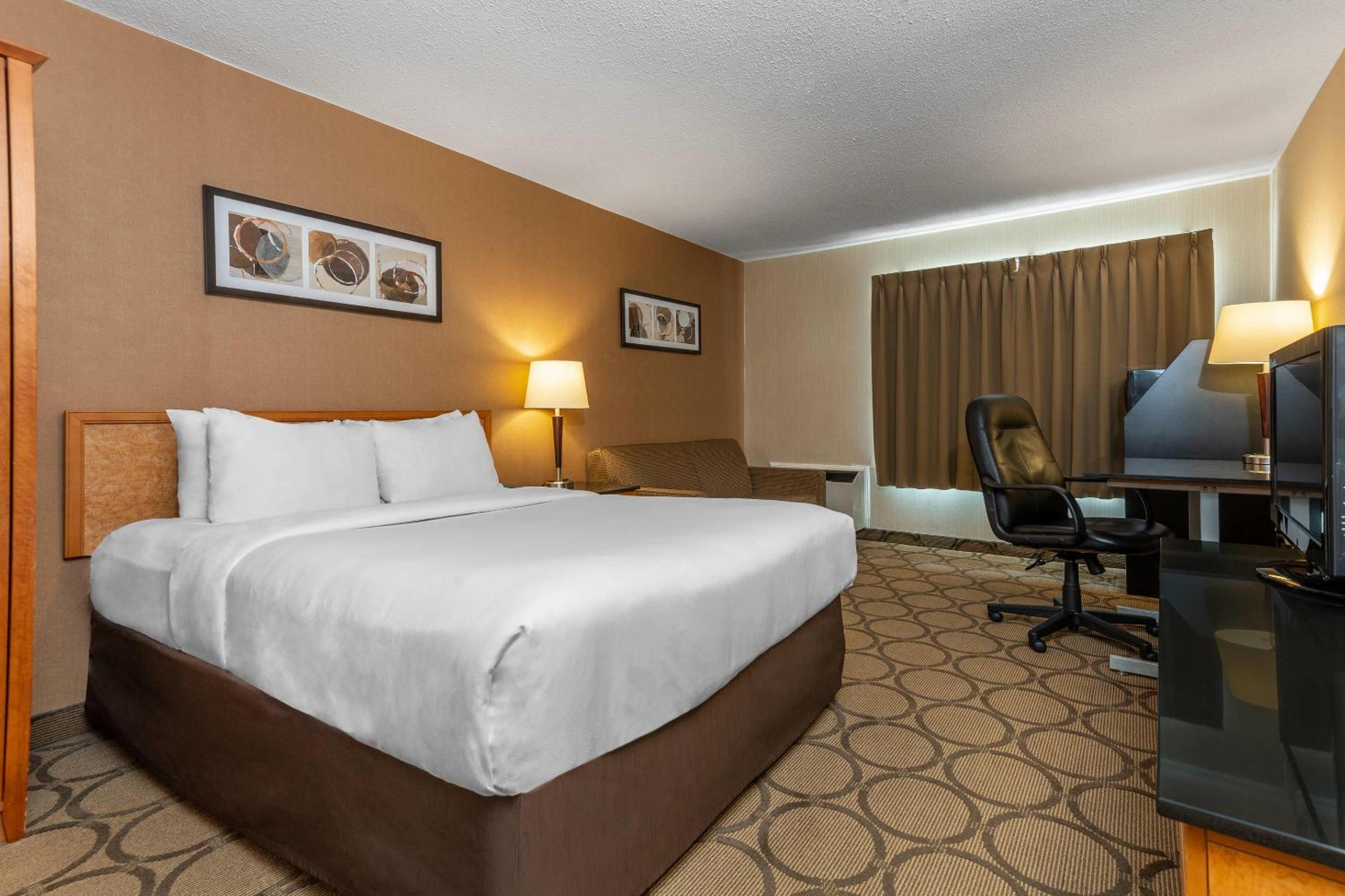 Room, Queen Bed, Sofa