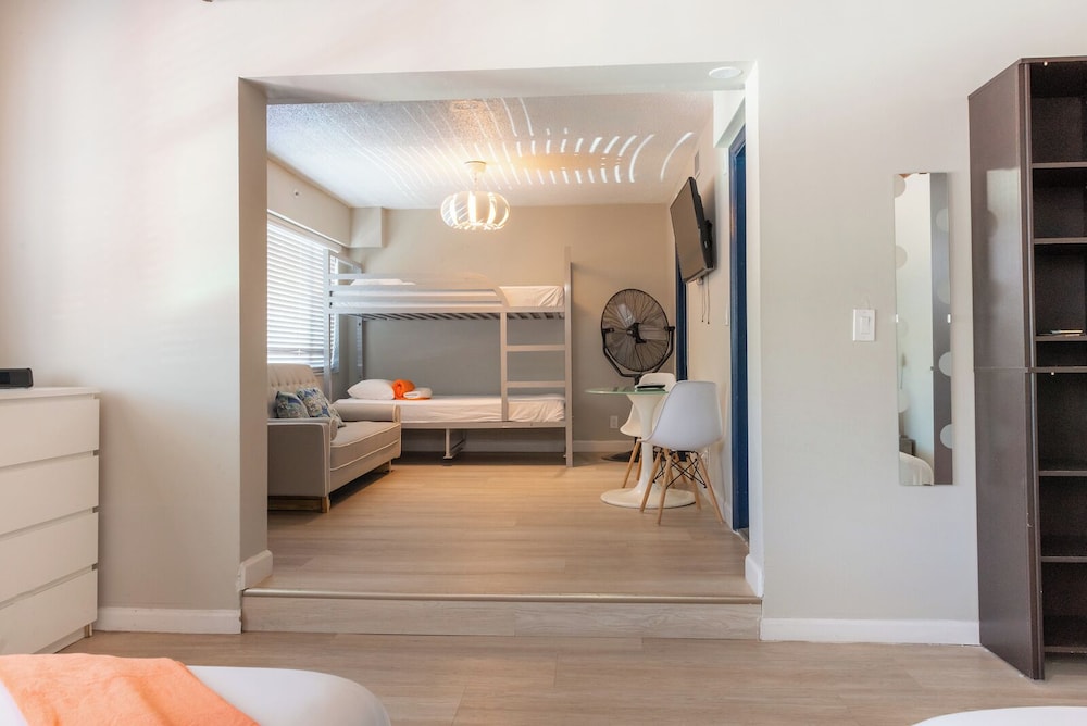 Hollywood Beach Suites Hostel Hotel 35/75
