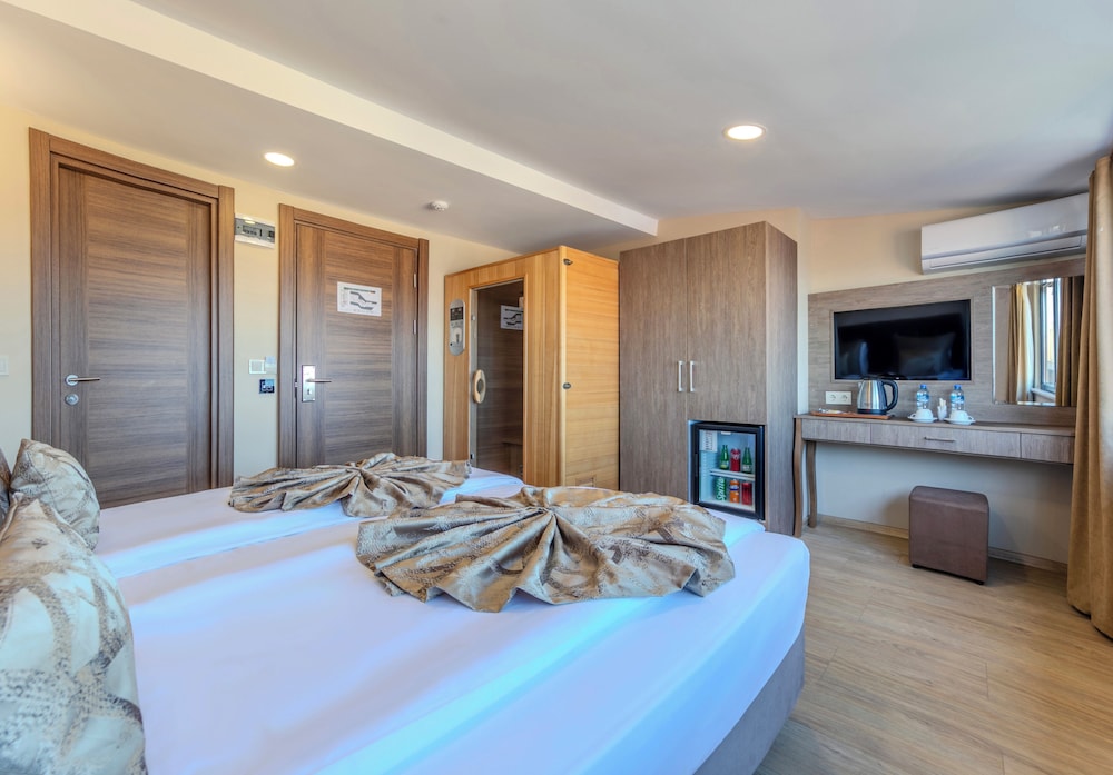 DELUXE, DOUBLE OR TWIN BED, SEA VIEW