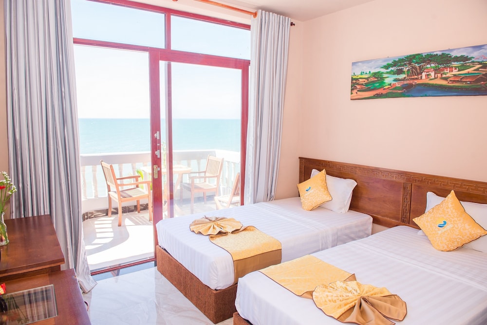 DELUXE, TWIN BEDS, BEACH FRONT