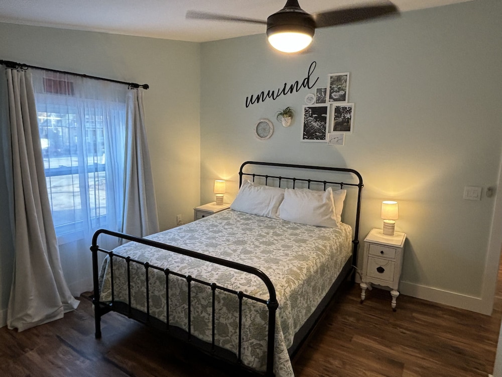 House, 2 Queen Beds, 2 Sofa
