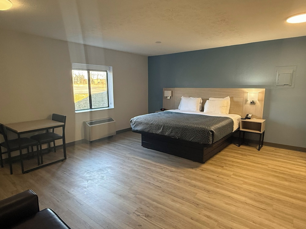 ROOM, KING BED