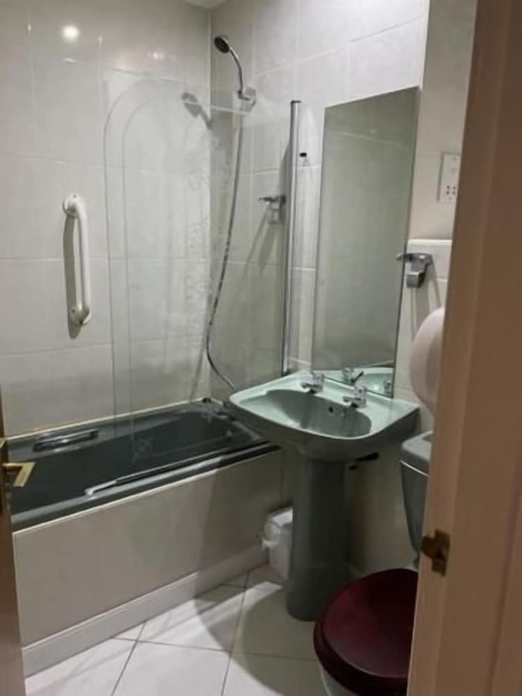 Caledonian Hotel 33/34