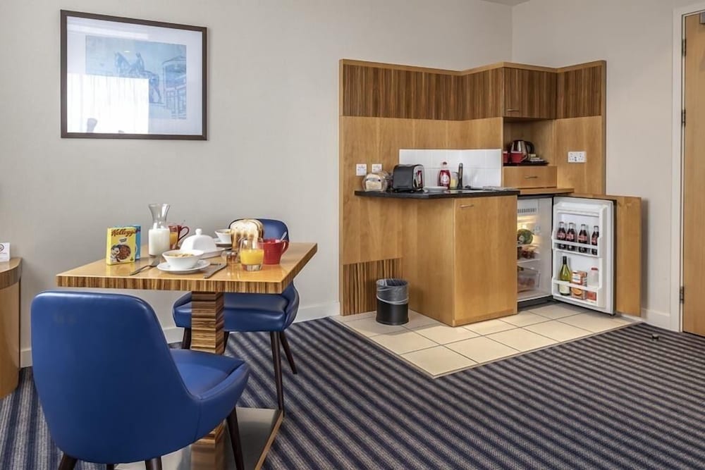 Ramada Hotel & Suites by Wyndham Coventry 14/38