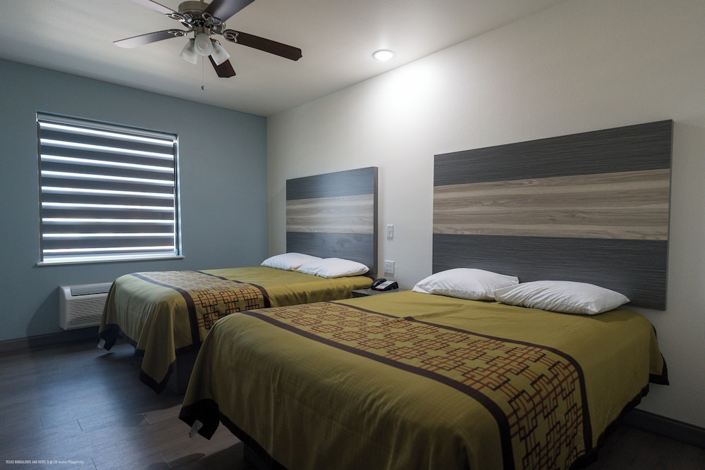 ECONOMY, 2 QUEEN BEDS