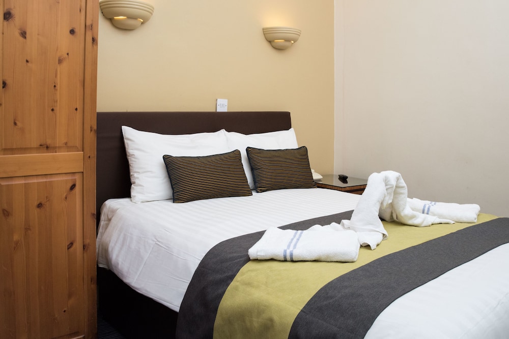 ROOM, DOUBLE BED