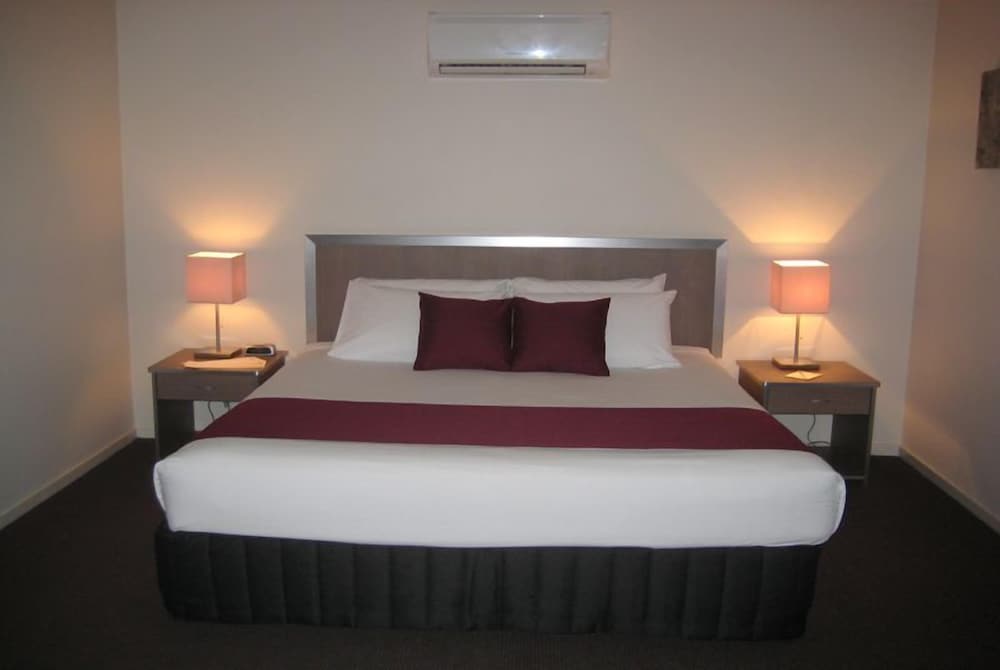 EXECUTIVE, KING BED