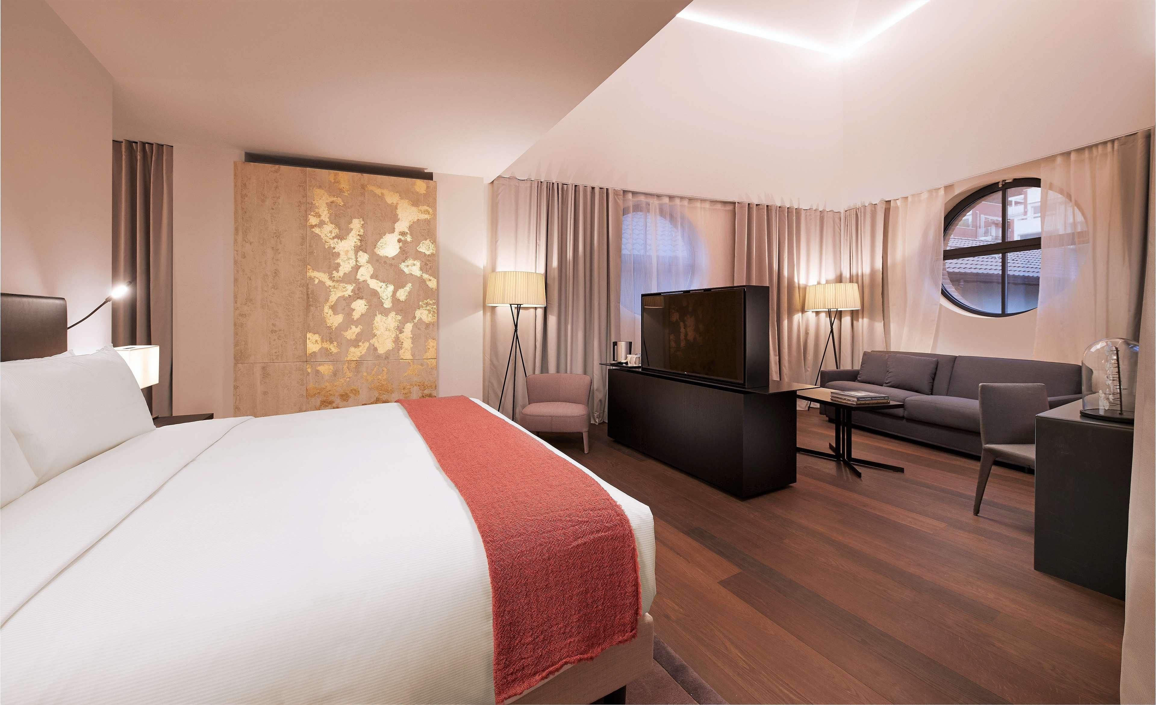 جناح جونيور بسرير كينج، Hilton Lake Como 2/5