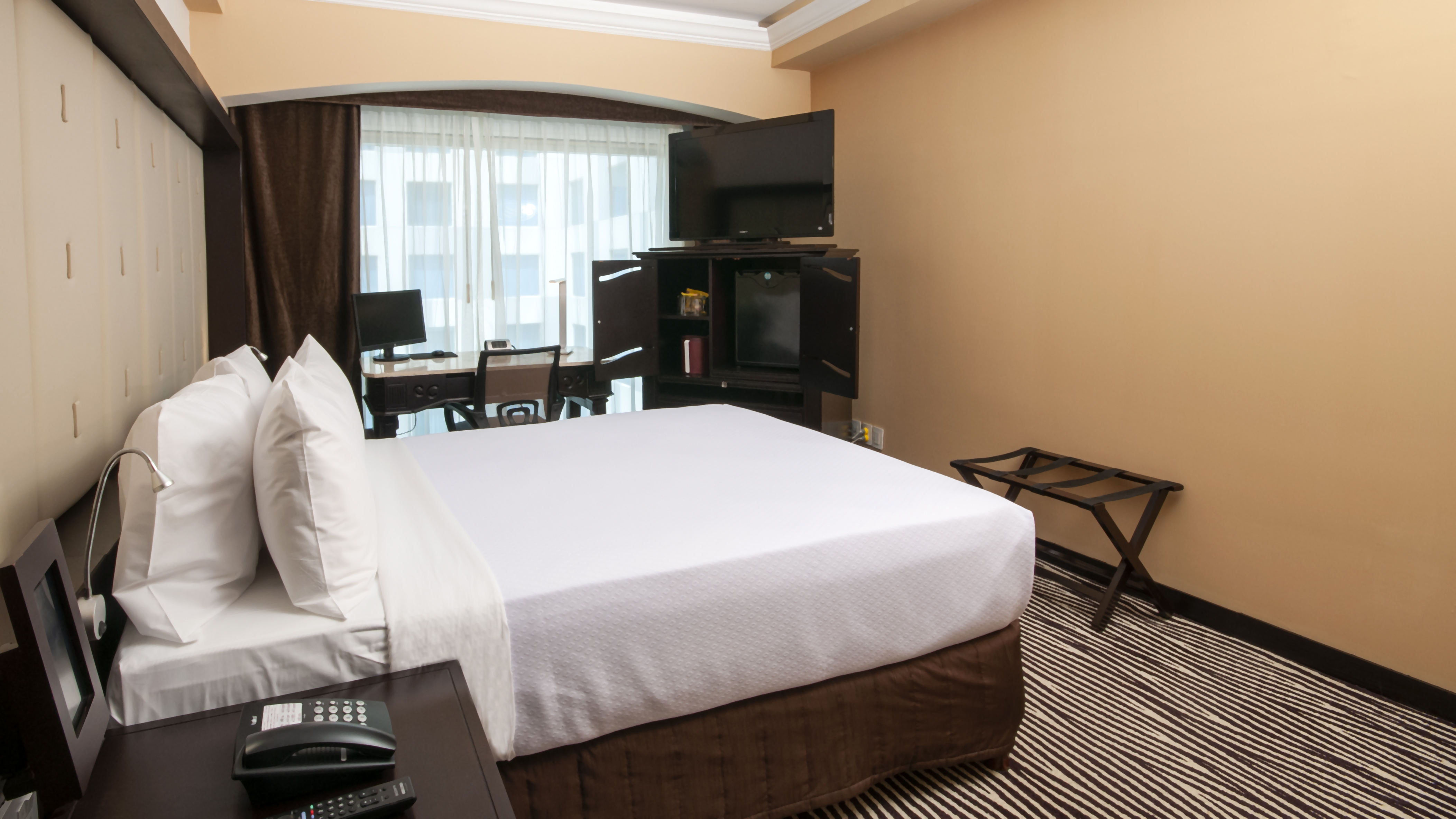 Executive, Queen Bed