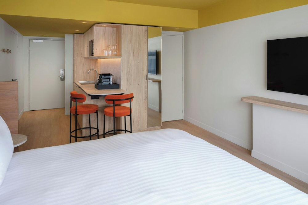 STUDIO, KING BED, WITH VIEW